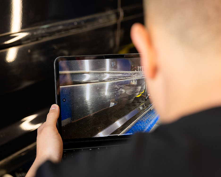 KFZ-Gutachter dokumentiert Lackschaden mit Tablet – alle Leistungen im Überblick