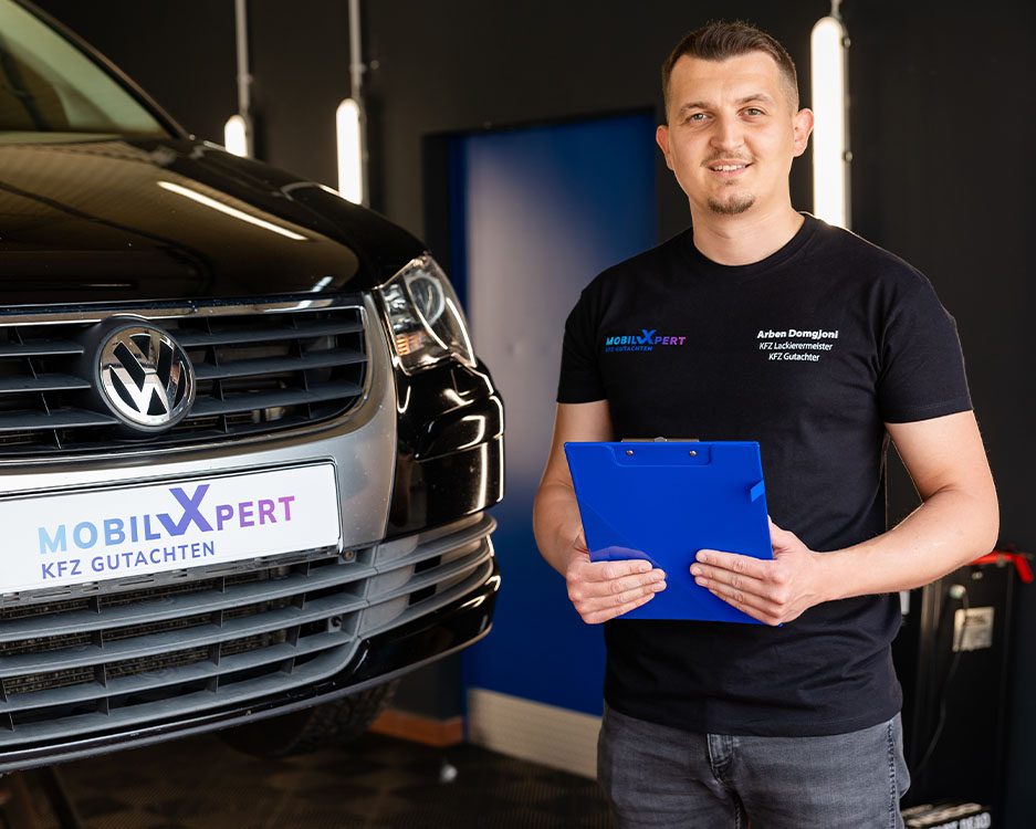KFZ-Gutachter von MobilXpert mit Klemmbrett für persönliche Kontaktaufnahme